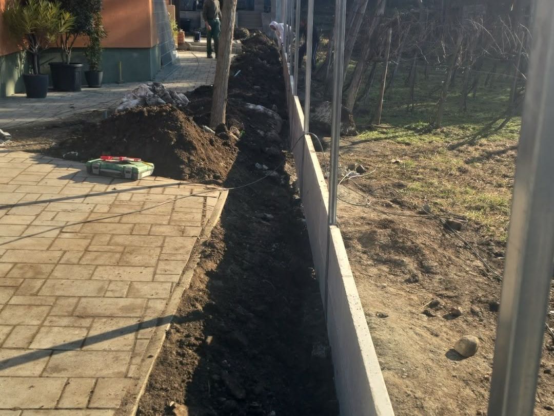Előregyártott beton lábazati elemek és kerítésoszlopok beépítése, nyitott munkaárokkal