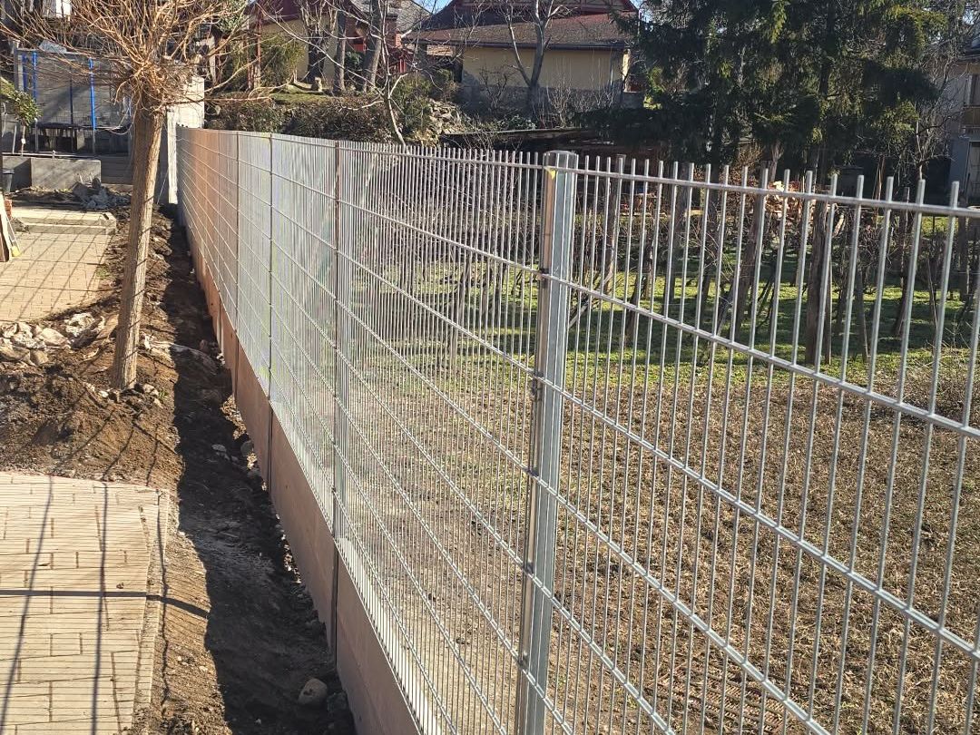 Horganyzott 2D táblás kerítés beton lábazaton, lakóingatlan telekhatárán