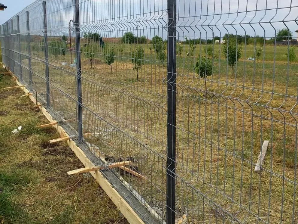 Horganyzott 3D táblás kerítés épülés közben, beton lábazattal, mezőgazdasági területen
