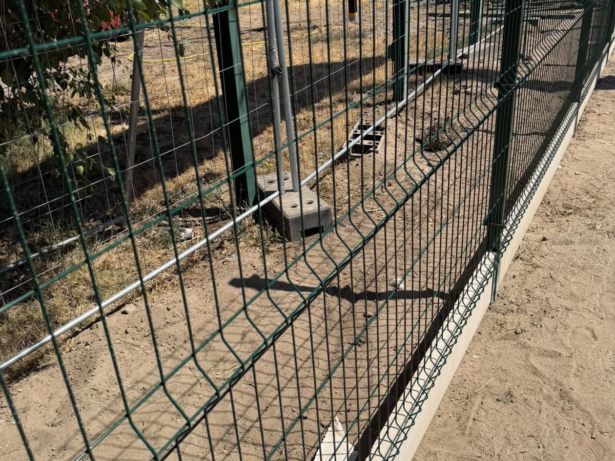 Zöld 3D táblás kerítés beton lábazaton, ipari telephely lehatárolására